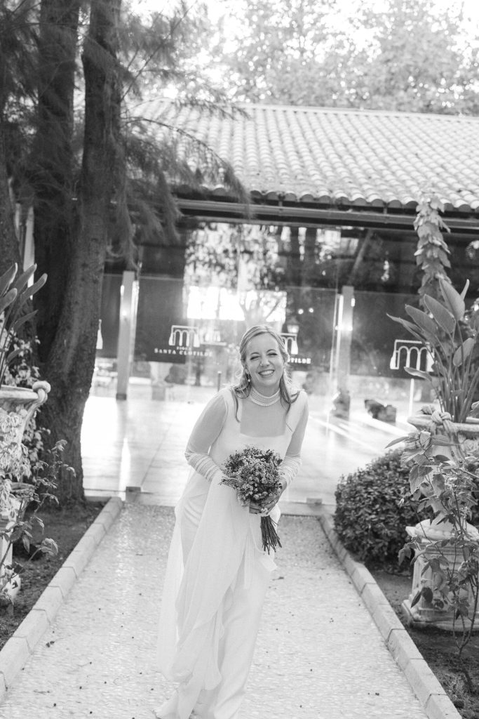Novia caminando hacia la entrada de Finca Santa Clotilde