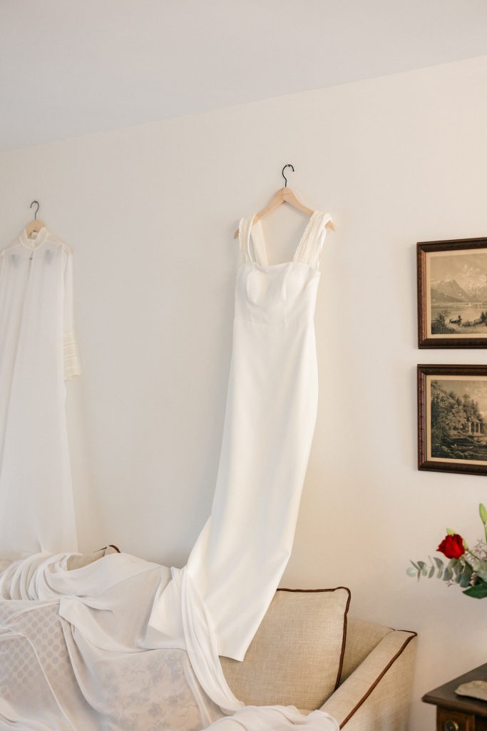 Vestido de novia colgado antes de la boda en Sevilla