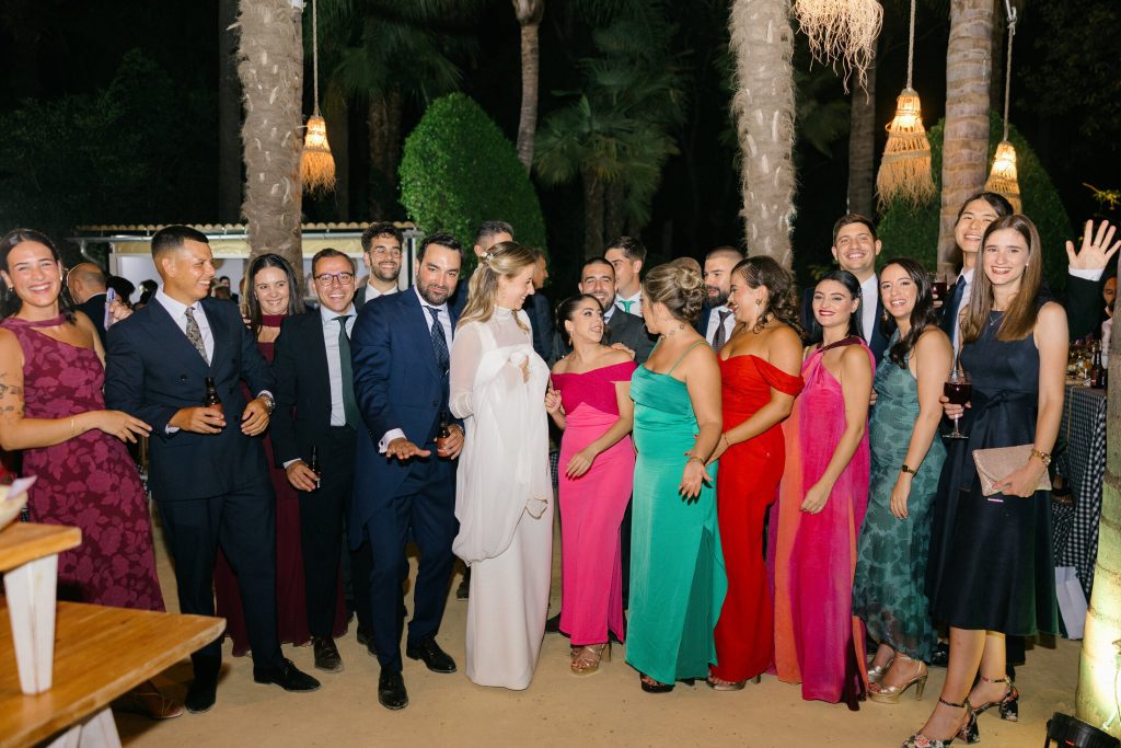 Invitados recibiendo a los novios entre aplausos