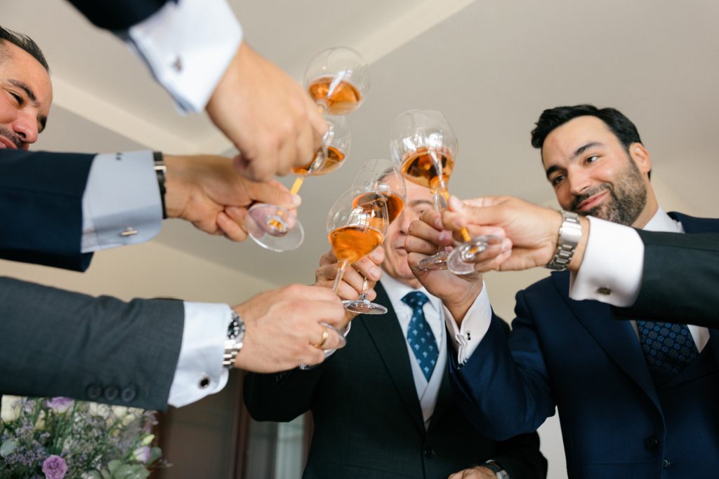 Brindis con los padrinos antes de la ceremonia