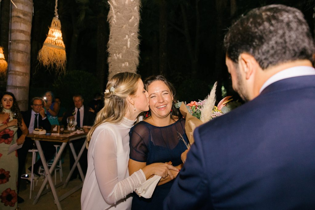 Novia abrazando a una invitada durante la celebración