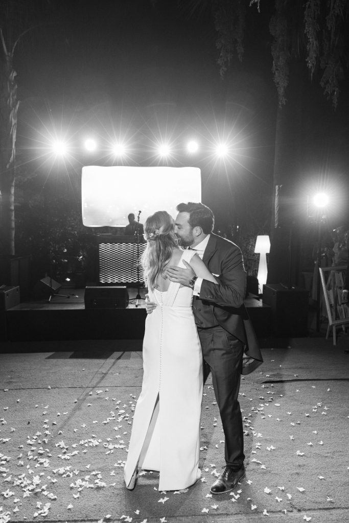 Novios bailando entre confeti durante la fiesta
