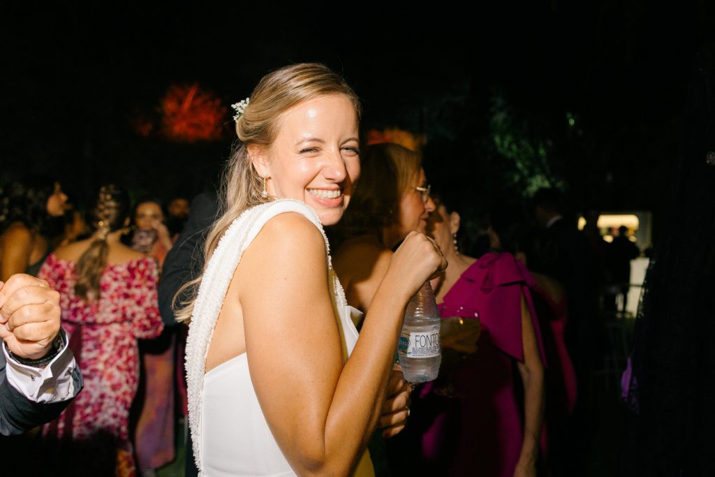 Invitados bailando junto a los novios en la fiesta