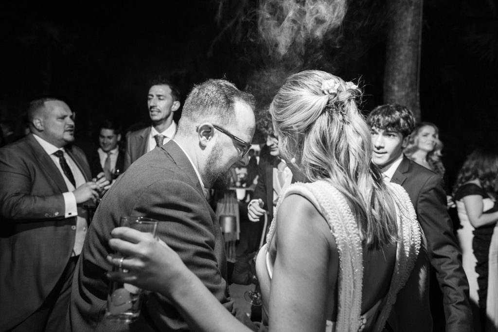 Novia bailando entre los invitados