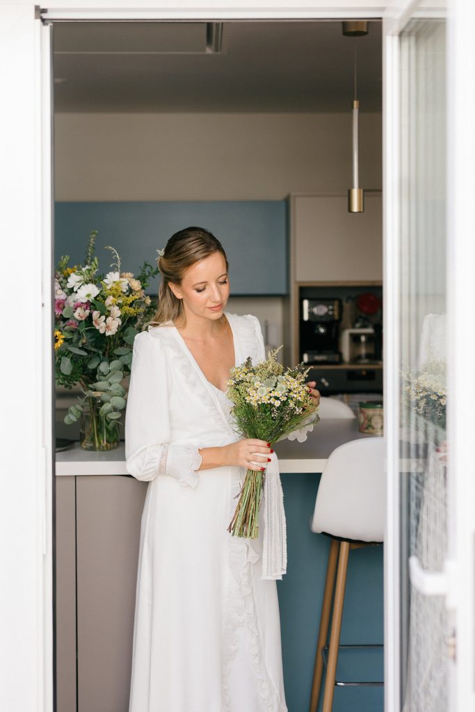 Novia con el ramo de flores antes de salir hacia la iglesia
