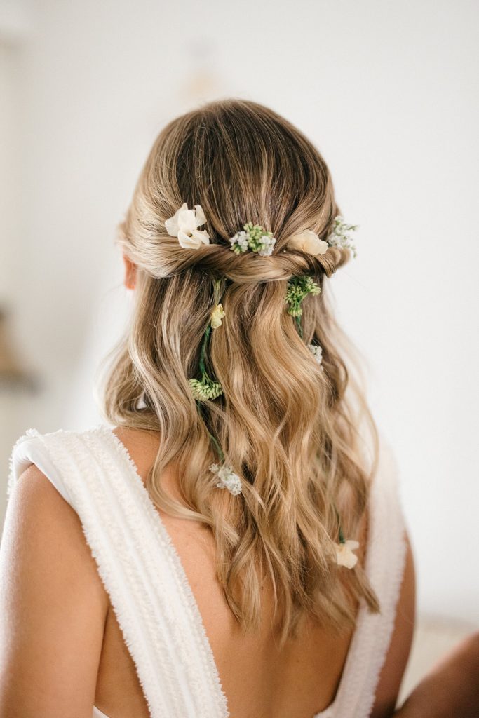 Detalle del peinado de la novia con flores