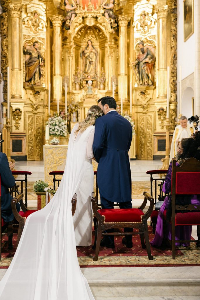 Novios en el altar durante la ceremonia religiosa