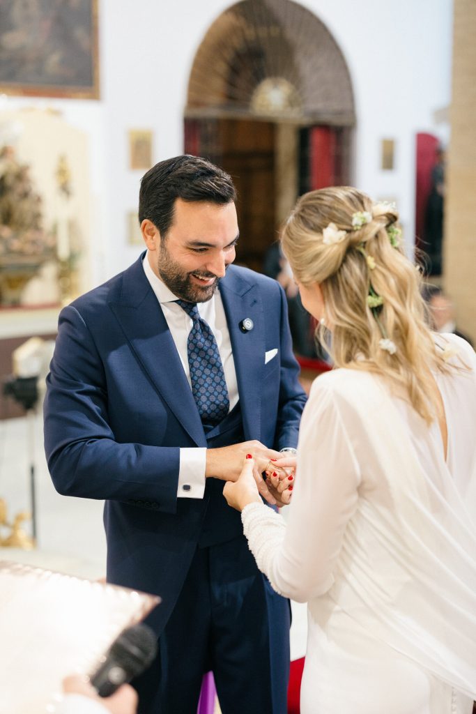 Novios intercambiando los anillos durante la ceremonia