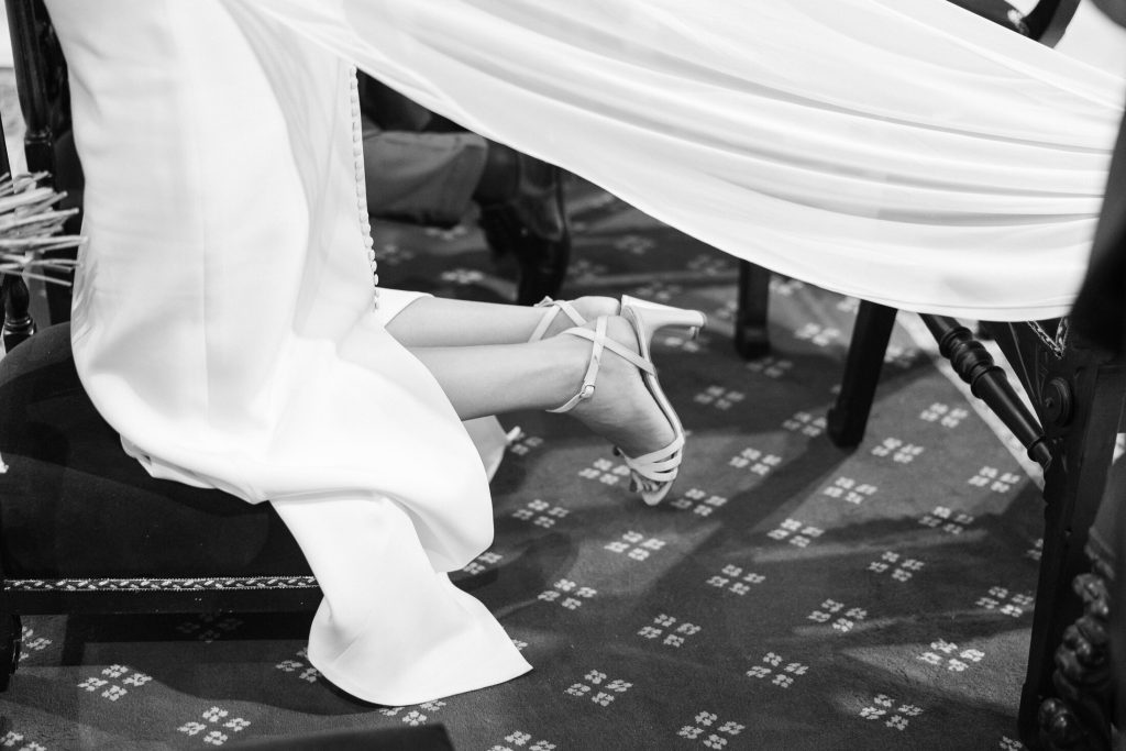 Detalle del vestido y los zapatos de la novia en la iglesia