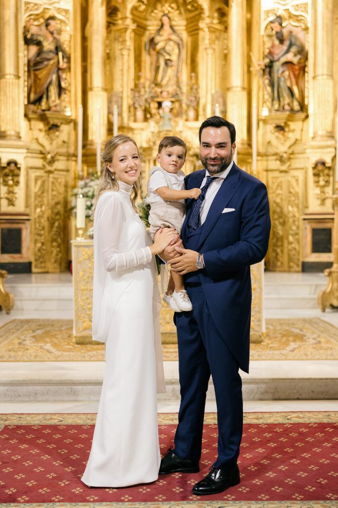 Novios con un familiar y un niño ante el altar