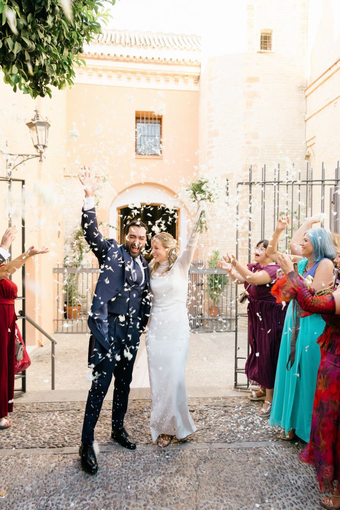 Salida de los novios entre pétalos a la puerta de la iglesia