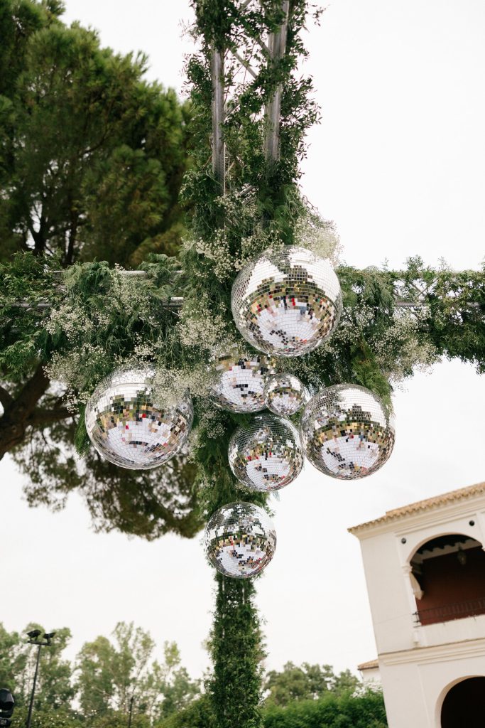 Bolas de espejo colgando entre los árboles como decoración
