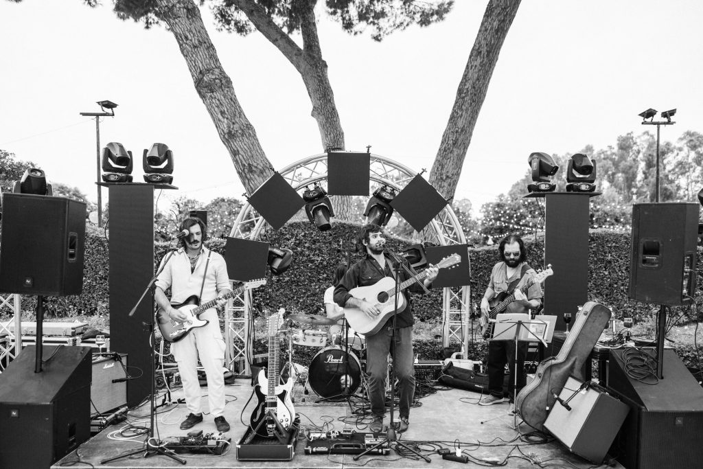 Grupo de música en directo durante la celebración, en blanco y negro