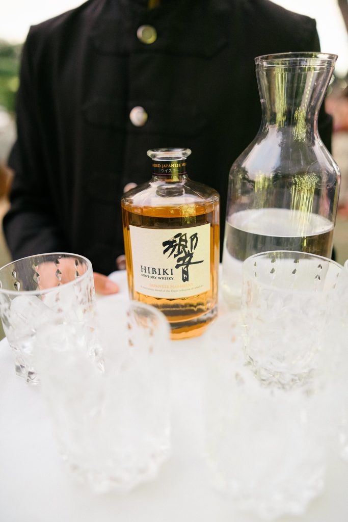 Detalle de la barra de bebidas en la recepción