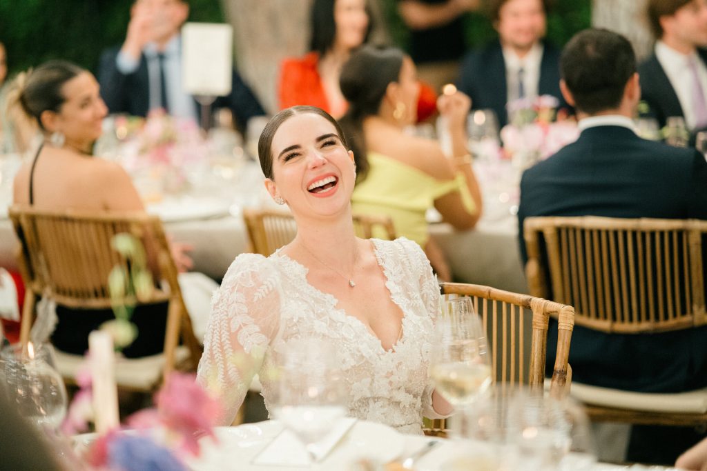 Invitados riendo durante la celebración