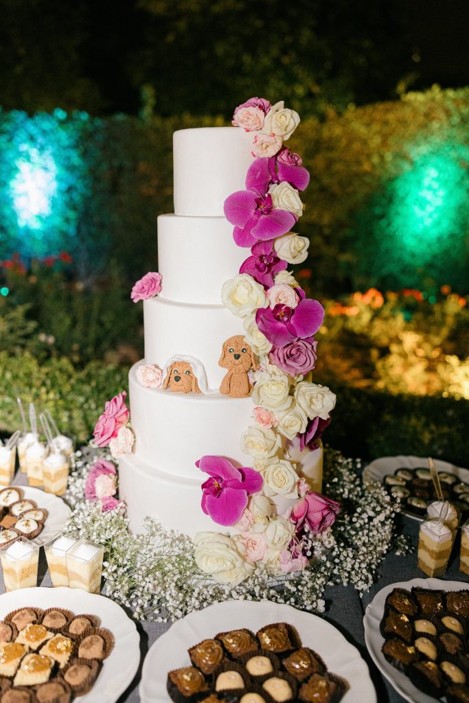 Tarta de boda decorada con flores