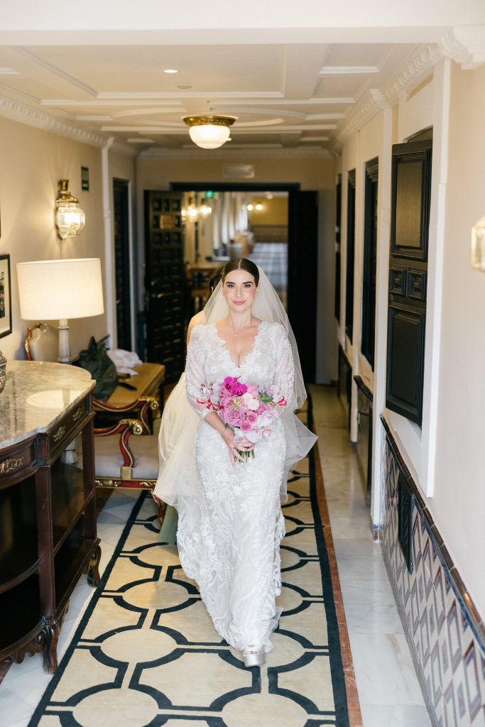 Novia caminando por el pasillo antes de salir hacia la iglesia