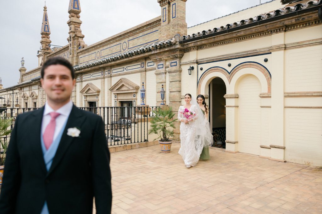 Retrato de la novia con ramo de flores en un balcón sevillano