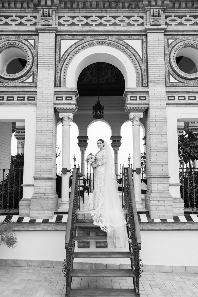 Novios en una escalinata de azulejos sevillanos
