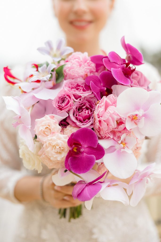 Detalle del ramo de novia con peonías y orquídeas