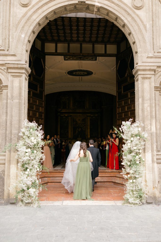 Novia entrando por la puerta principal de la iglesia
