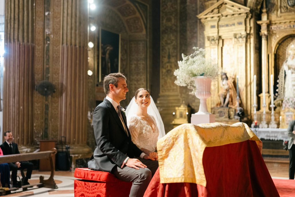Novios en el altar durante la ceremonia de boda