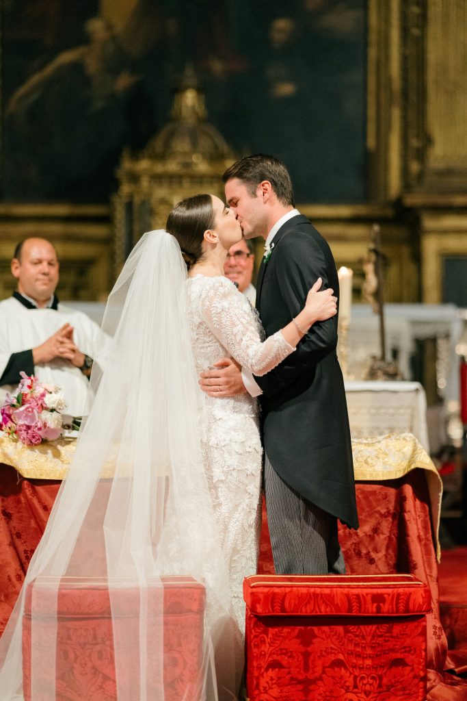 Novios abrazados frente al altar de la iglesia