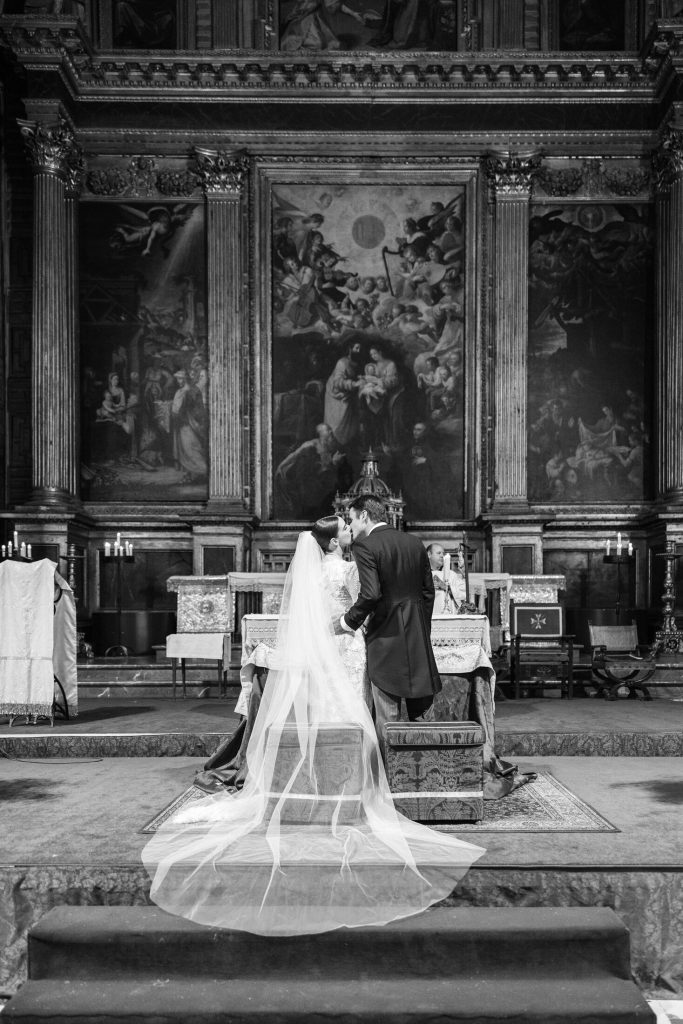 Novios en el altar, fotografía en blanco y negro
