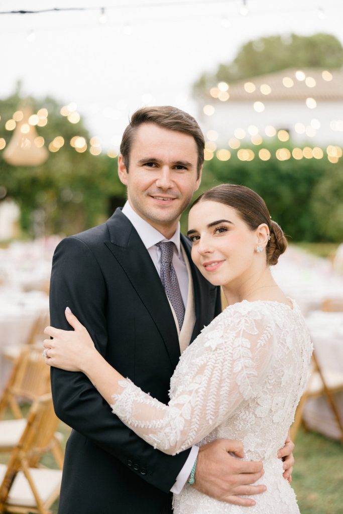 Retrato cercano de los novios sonriendo