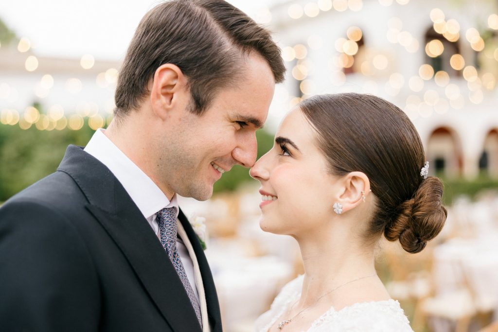 Retrato de perfil de los novios abrazados