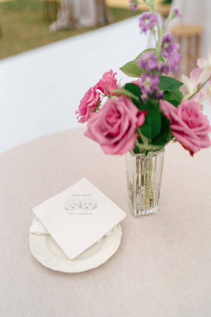 Detalle de la mesa con flores en la recepción de la boda