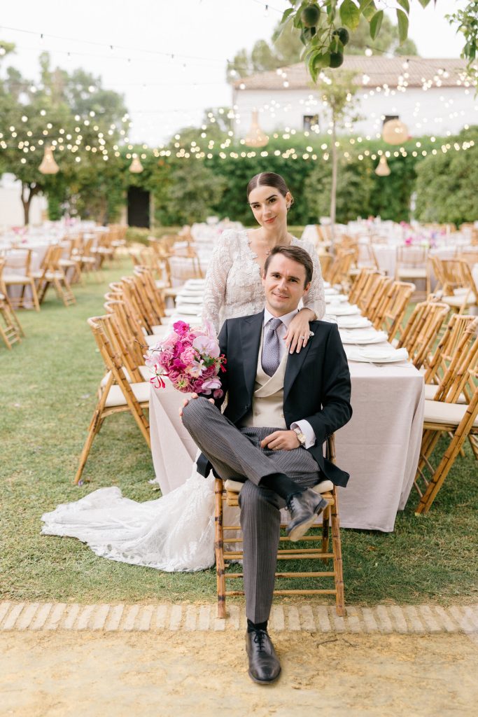 Novios sentados en el jardín de Hacienda Majaloba