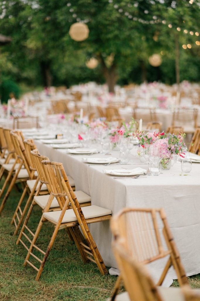 Mesas largas preparadas para el banquete en el jardín
