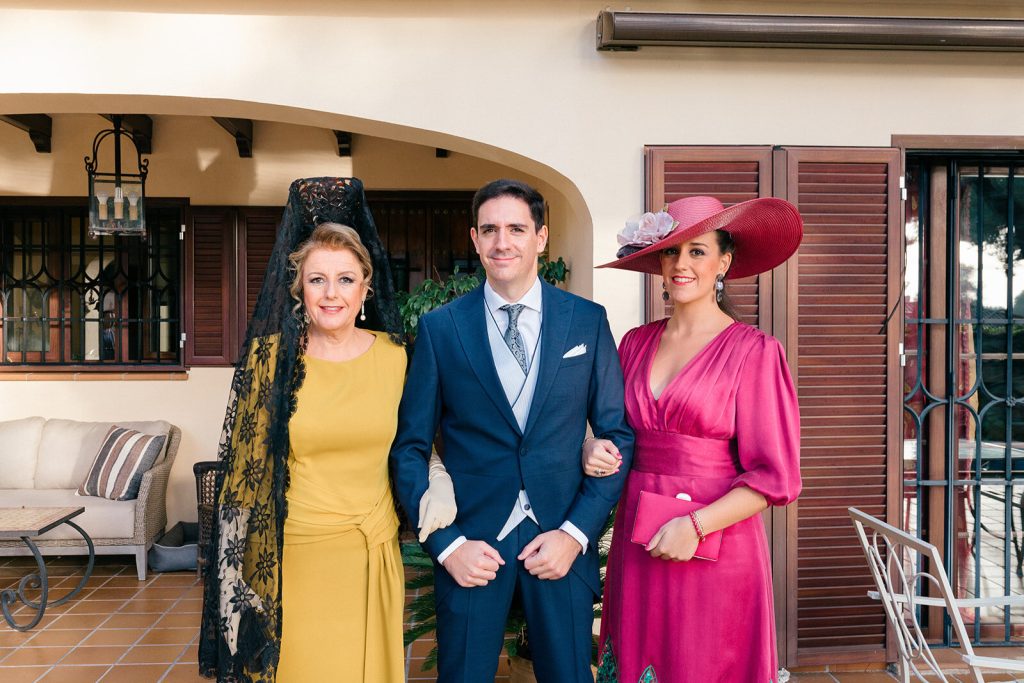 Familiares posando junto a los novios antes de la boda en la Iglesia Santa María de Carmona