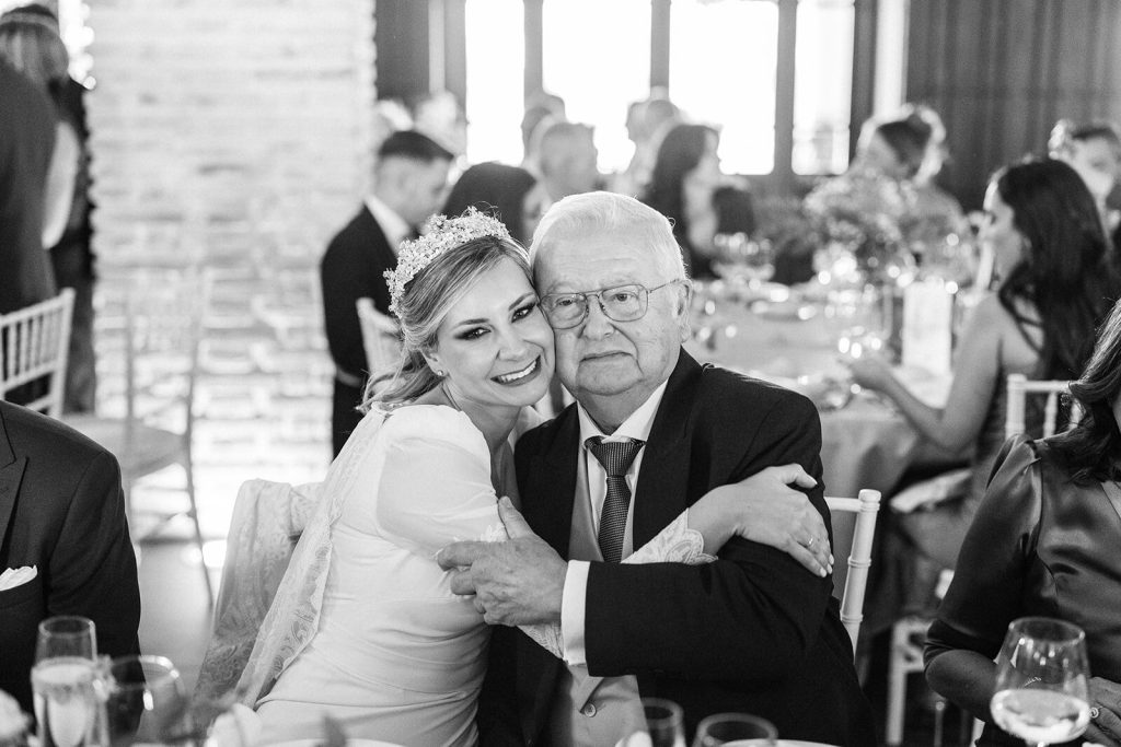Emotivo abrazo entre la novia y un familiar durante el banquete