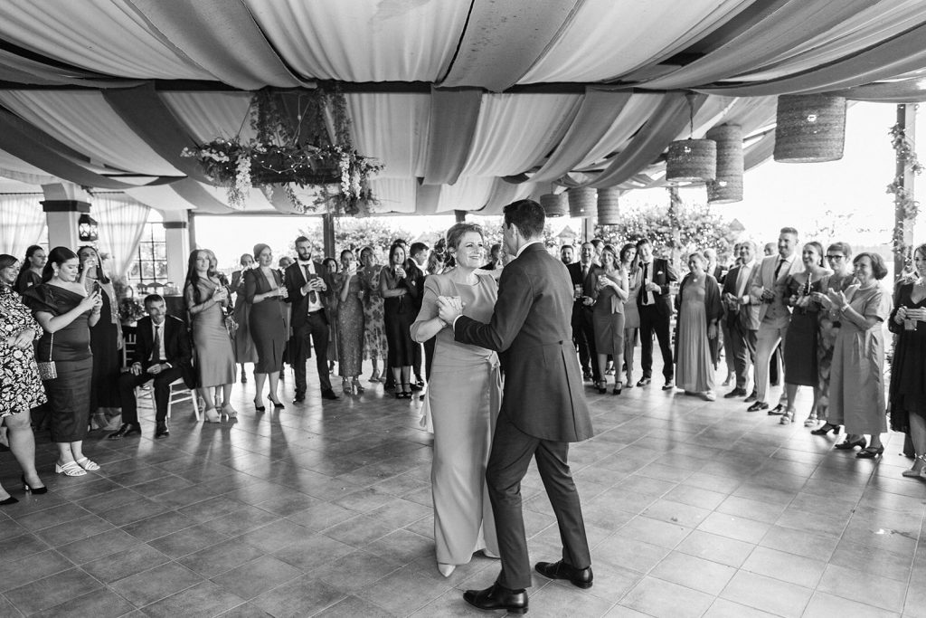 Los novios bailando su primer baile rodeados de los invitados