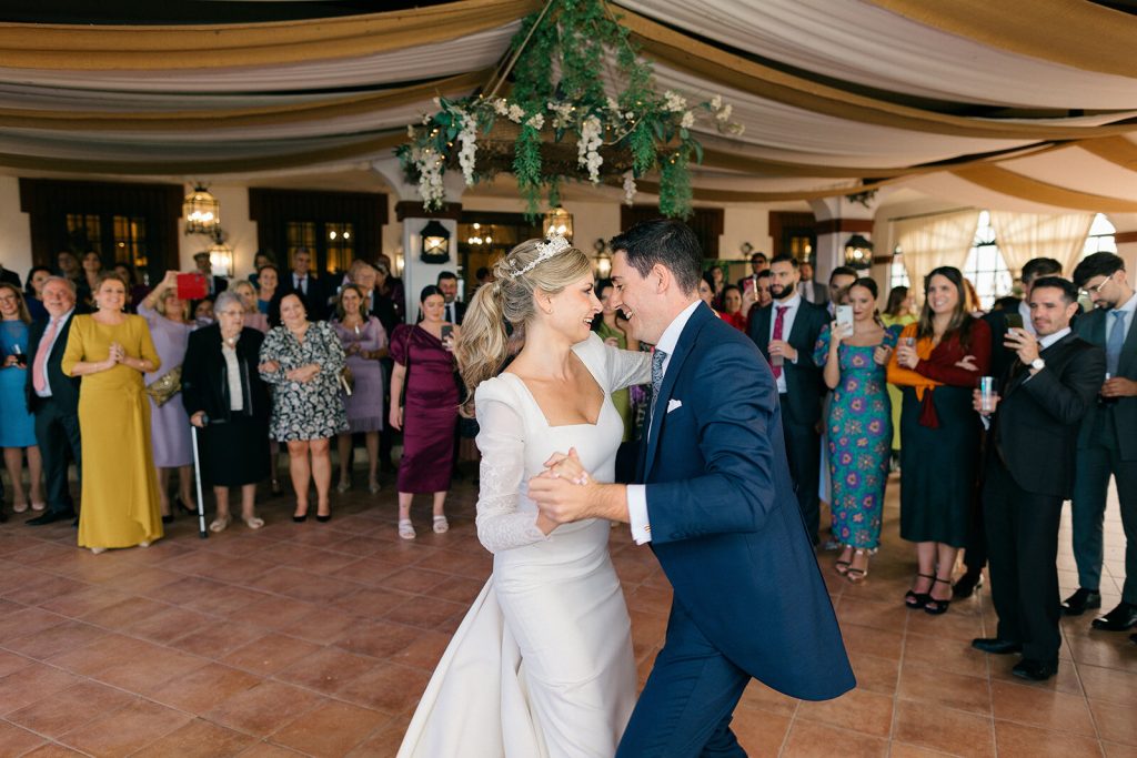 Los novios bailando en la pista bajo la carpa de La Hacienda de Medina