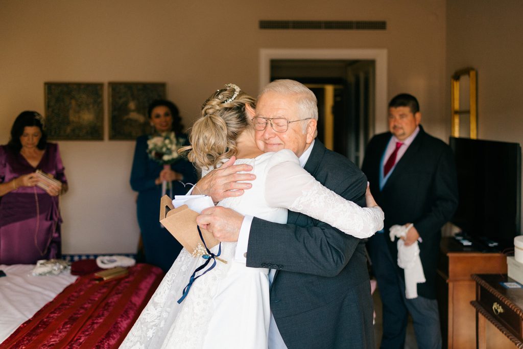 Emotivo abrazo familiar antes de la ceremonia