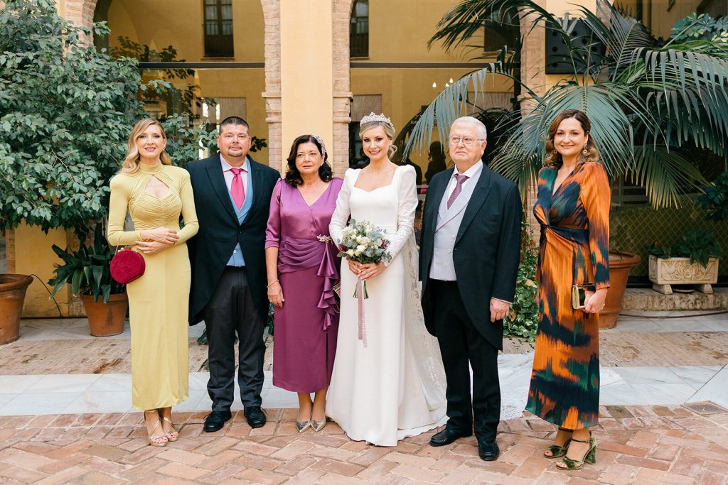 Familiares posando juntos antes de la ceremonia en la Iglesia Santa María de Carmona