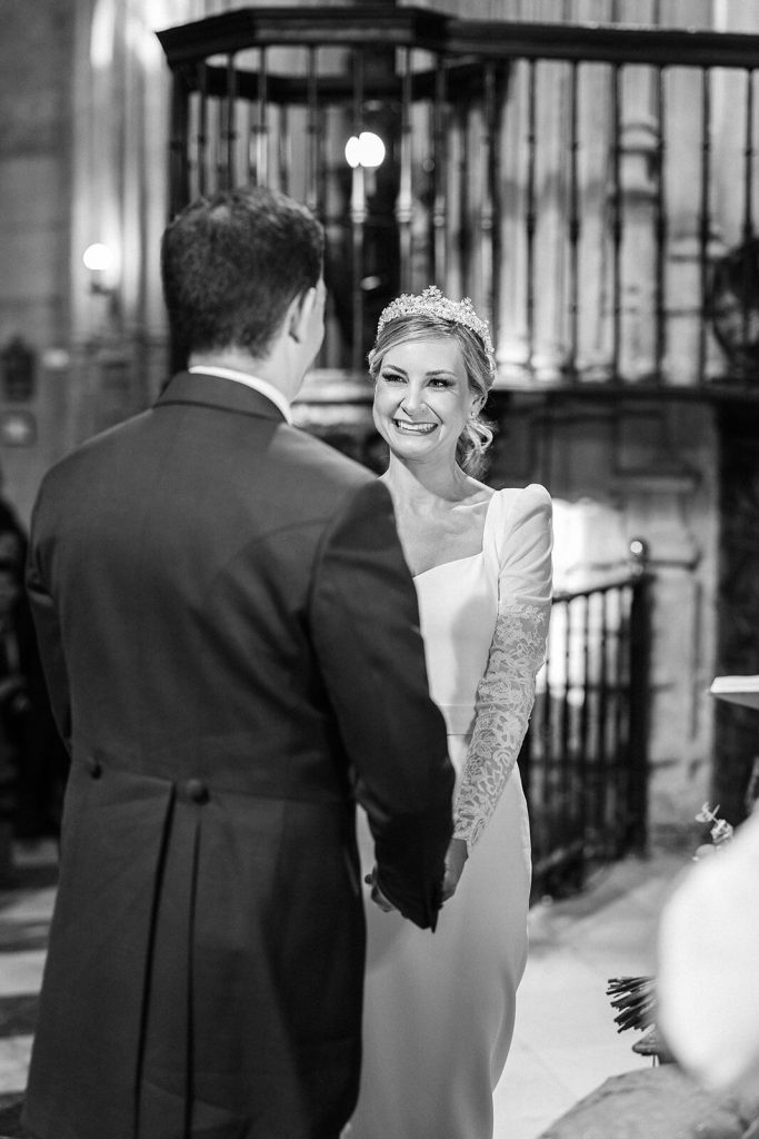 Los novios en el altar durante la ceremonia religiosa