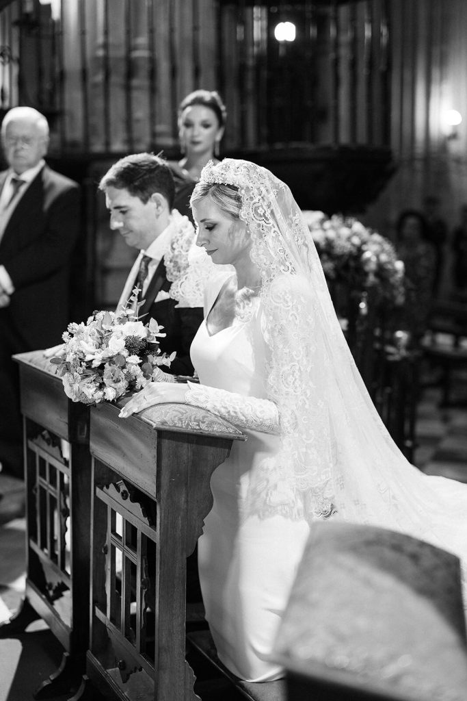 Los novios intercambiando los votos frente al altar