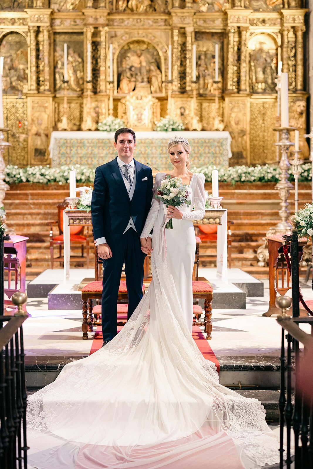 Los novios en el altar de la Iglesia Santa María de Carmona