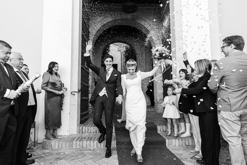 Salida de la iglesia entre pétalos y aplausos de los invitados