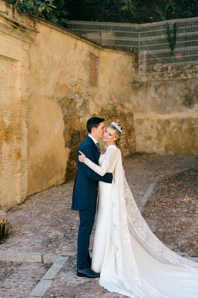 Los novios abrazados en un rincón de piedra de La Hacienda de Medina