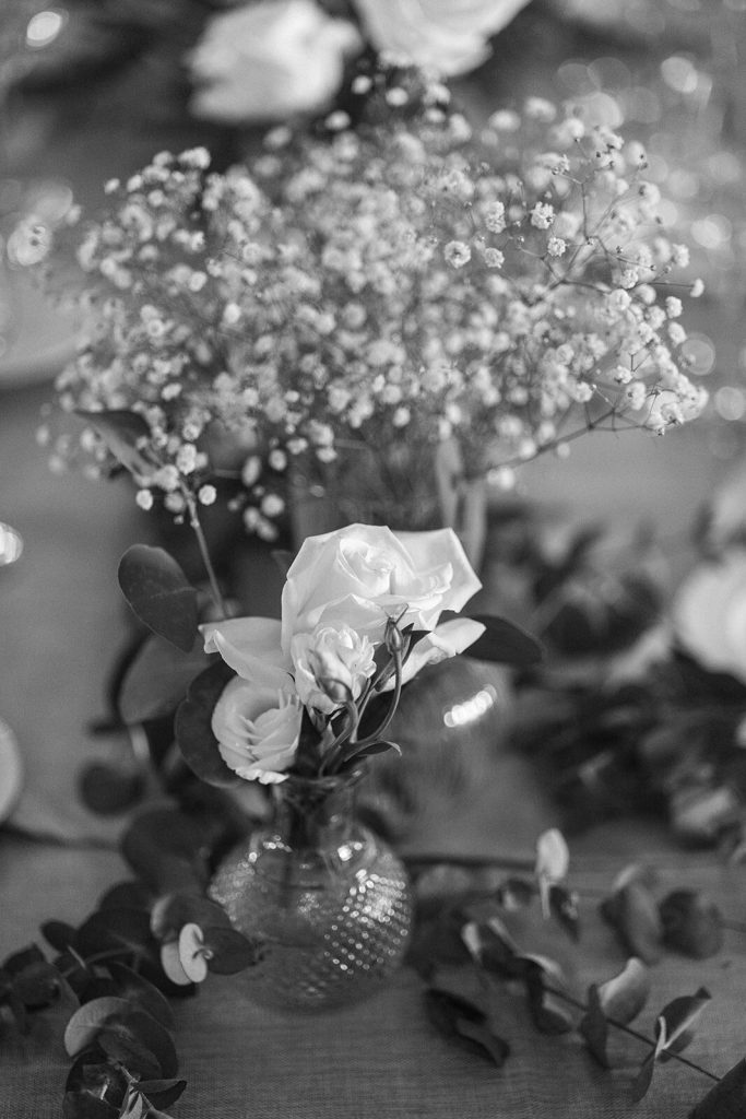 Detalle floral de la mesa del banquete con velas