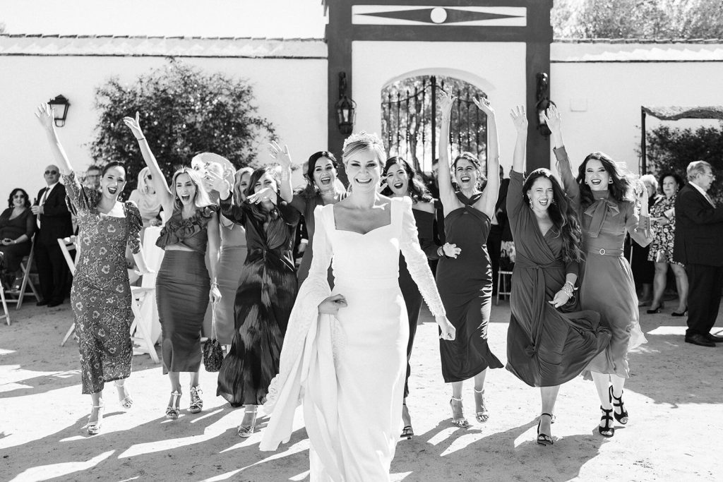 La novia celebrando rodeada de amigas a la salida del banquete