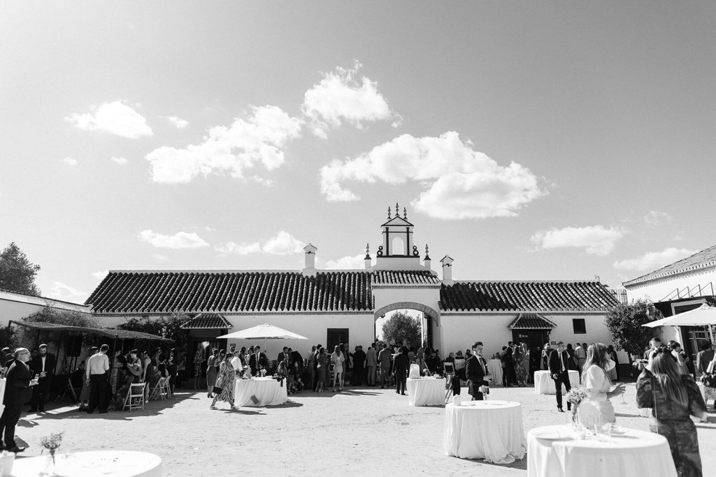 Vista general de La Hacienda de Medina con las mesas preparadas para la celebración
