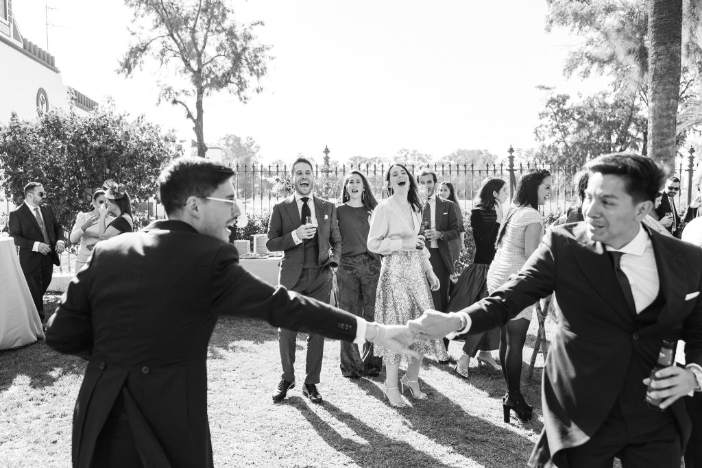 Familia y amigos en la boda de César y Manuel, Hacienda Villanueva del Pítamo